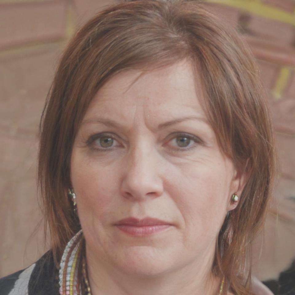 Profesional aplicando metodología de análisis estructurado