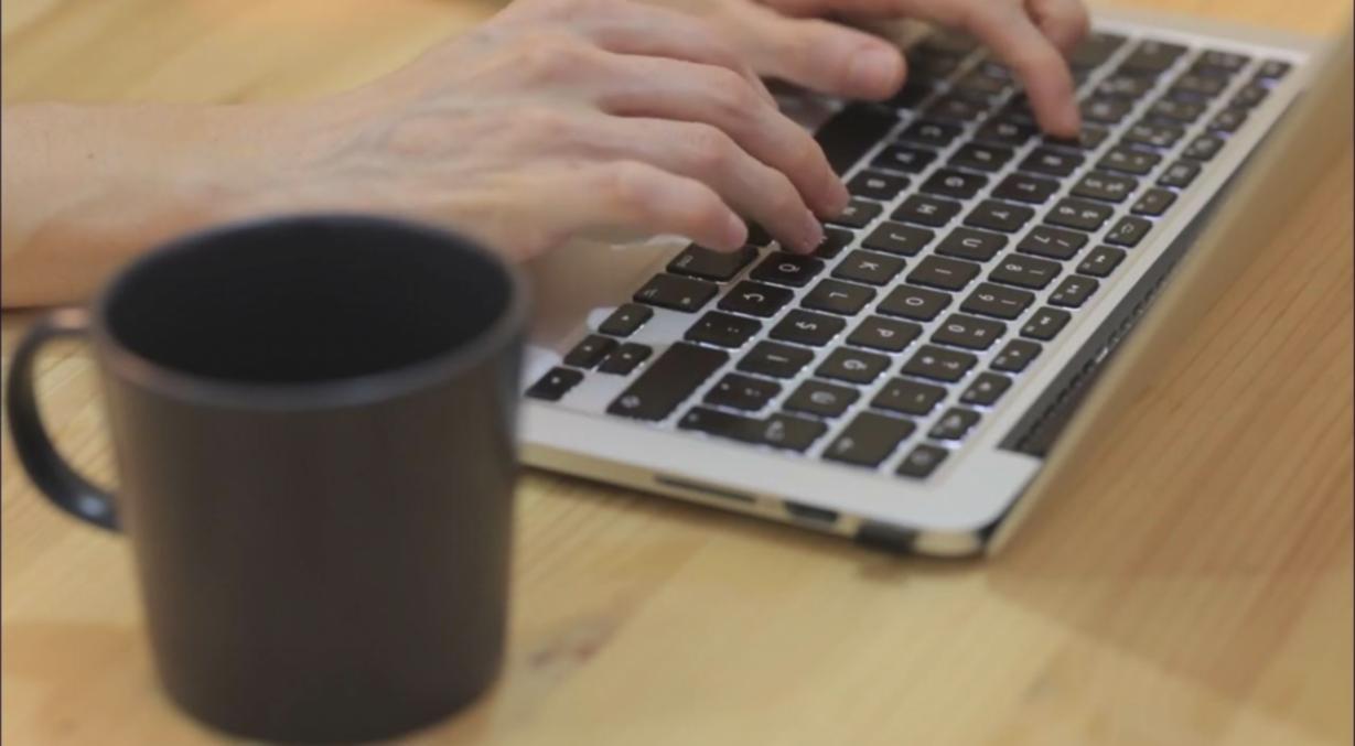 Estudiantes analizando información en un entorno de aprendizaje colaborativo